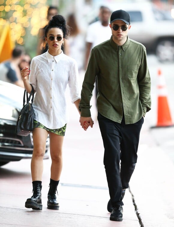 Exclusif - Robert Pattinson se promène, main dans la main, avec sa petite amie FKA Twigs (Tahliah Debrett Barnett) dans les rues de Miami. Le couple est allé à la foire d'art contemporain Art Basel. Le 5 décembre 2014.