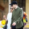 Exclusif - Robert Pattinson se promène, main dans la main, avec sa petite amie FKA Twigs (Tahliah Debrett Barnett) dans les rues de Miami. Le couple est allé à la foire d'art contemporain Art Basel. Le 5 décembre 2014.