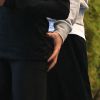 Exclusif - Robert Pattinson, main sur les fesses de sa petite amie FKA Twigs à Los Angeles, le 21 novembre 2014.