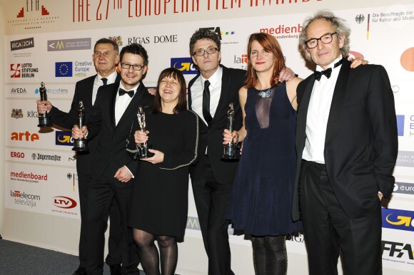 Pawel Pawlikowski et Rebecca Lenkiewicz (Meilleur film européen) et l'équipe du film "IDA" - 27e European Film Awards à Riga (Lettonie) le 13 décembre 2014