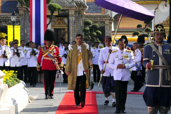 Le prince héritier Maha Vajiralongkorn de Thaïlande, ici lors des 80 ans de son père en 2007, a divorcé en décembre 2014 de sa troisième épouse la princesse Srirasm, déchue de ses titres suite à un scandale de corruption.