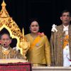 Le prince héritier Maha Vajiralongkorn de Thaïlande, ici le 5 décembre 2007 avec ses parents le roi Bhumibol et la reine Sirikhit pour les 80 ans du souverain, a divorcé en décembre 2014 de sa troisième épouse la princesse Srirasm, déchue de ses titres suite à un scandale de corruption.