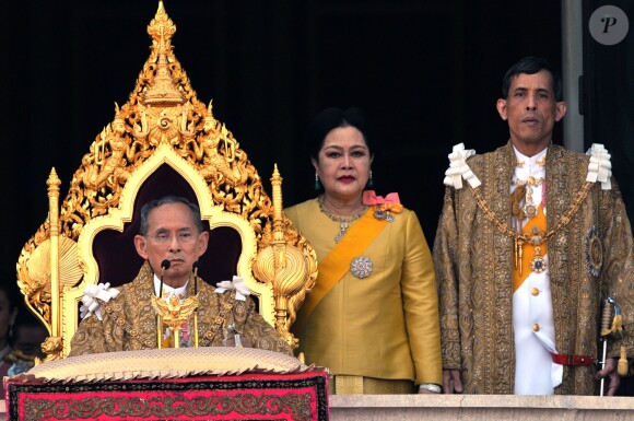 Le prince héritier Maha Vajiralongkorn de Thaïlande, ici le 5 décembre 2007 avec ses parents le roi Bhumibol et la reine Sirikhit pour les 80 ans du souverain, a divorcé en décembre 2014 de sa troisième épouse la princesse Srirasm, déchue de ses titres suite à un scandale de corruption.