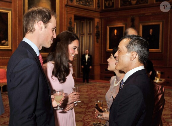 Le prince héritier Maha Vajiralongkorn de Thaïlande et la princesse Srirasm, ici reçus à Windsor le 18 mai 2012 par le prince William et la duchesse de Cambridge, ont divorcé en décembre 2014, suite à un scandale de corruption.