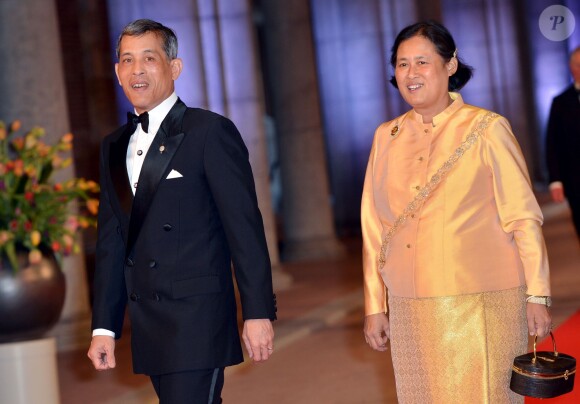 Le prince héritier Maha Vajiralongkorn de Thaïlande, ici avec sa soeur la princesse Chakri Sirindhorn à Amsterdam le 29 avril 2013 pour l'intronisation du roi Willem-Alexander des Pays-Bas, a divorcé en décembre 2014 de sa troisième épouse la princesse Srirasm, déchue de ses titres suite à un scandale de corruption.