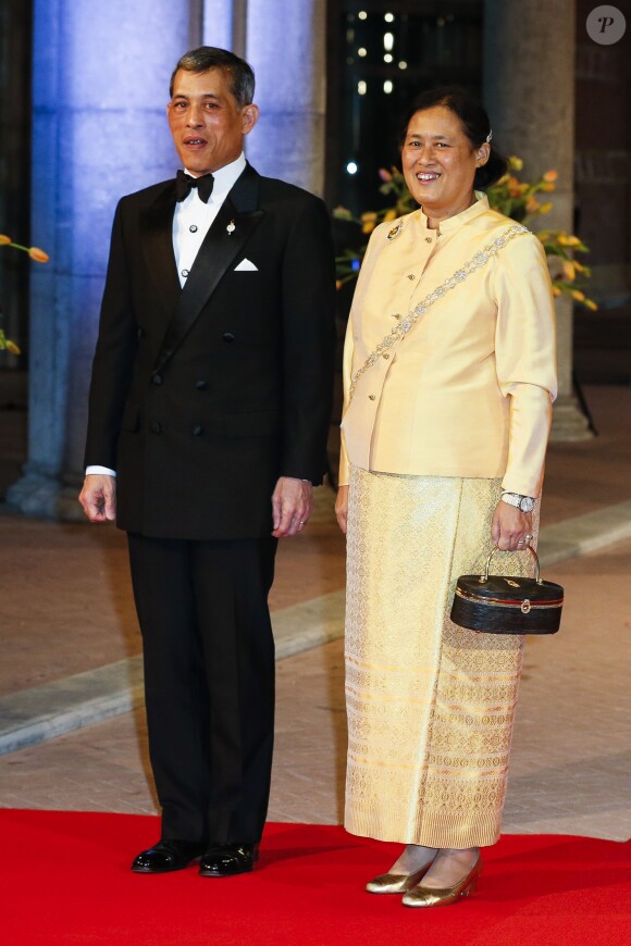 Le prince héritier Maha Vajiralongkorn de Thaïlande, ici avec sa soeur la princesse Chakri Sirindhorn à Amsterdam le 29 avril 2013 pour le dîner donné à la veille de l'intronisation du roi Willem-Alexander des Pays-Bas, a divorcé en décembre 2014 de sa troisième épouse la princesse Srirasm, déchue de ses titres suite à un scandale de corruption.