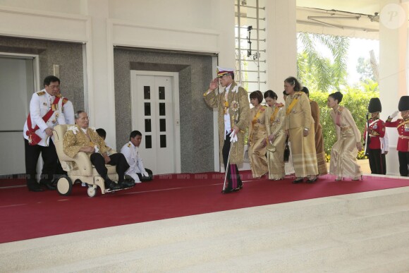 Le prince Maha Vajiralongkorn, héritier du trône de Thaïlande, salue son père le roi Bhumibol lors de son 86e anniversaire le 5 décembre 2013. Seul fils du monarque, il a divorcé en décembre 2014 de sa troisième épouse la princesse Srirasm, déchue de ses titres suite à un scandale de corruption.