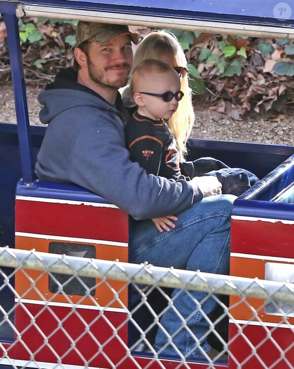 Exclusif - Anna Faris et son mari Chris Pratt emmènent leur fils Jack, deux ans, au Travel Town Museum à Los Angeles, le 14 décembre 2014.