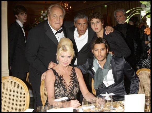 Massimo Gargia, Samy Naceri, son fils Julian, Ivana Trump, John David, à Paris pour la soirée The Best le 1er décembre 2008.