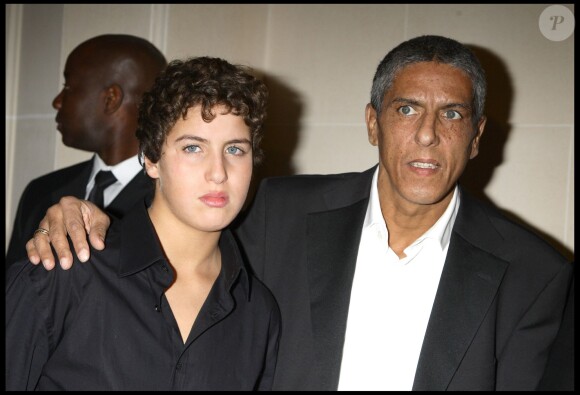 Samy Naceri et son fils Julian à Paris le 1er décembre 2008. 