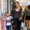 Semi-Exclusif - Jennifer Lopez emmène ses enfants Max et Emme au centre commercial à Los Angeles, le 16 novembre 2014.
