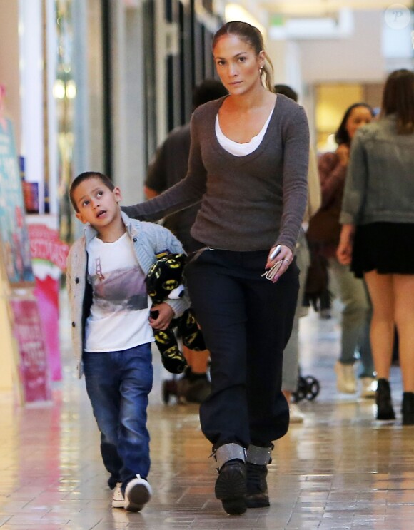 Semi-Exclusif - Jennifer Lopez emmène ses enfants Max et Emme au centre commercial à Los Angeles, le 16 novembre 2014.