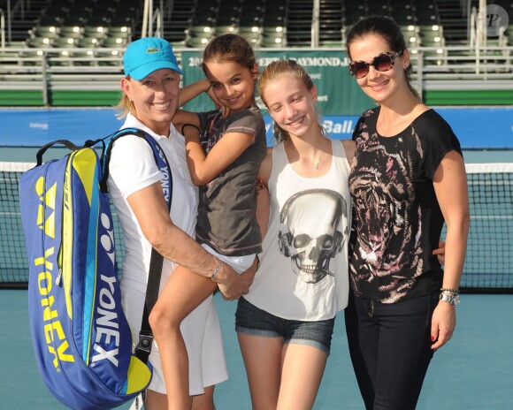 Martina Navratilova et sa fiancée Julia Lemigova accompagnée de ses deux filles, Victoria et Emma, lors du 25e Chris Evert / Raymond James Pro-Celebrity Tennis Classic au Delray Beach Tennis Center de Delray Beach, le 23 novembre 2014