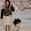 Beyoncé pose pour une photo. Sa fille Blue Ivy passe à toute allure devant l'objectif ! Photo publiée sur le site de Beyoncé le mardi 16 décembre 2014.