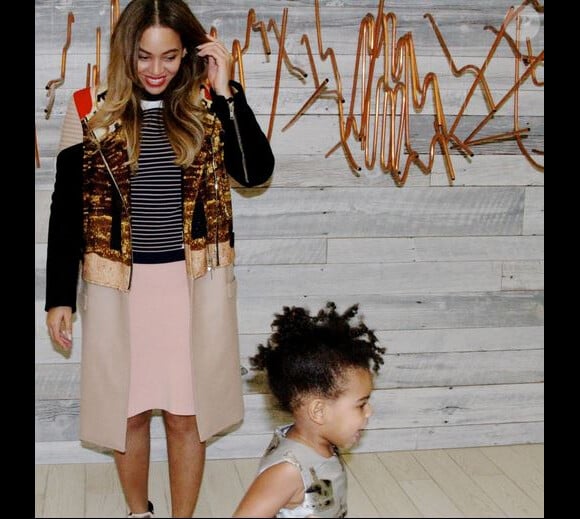 Beyoncé pose pour une photo. Sa fille Blue Ivy passe à toute allure devant l'objectif ! Photo publiée sur le site de Beyoncé le mardi 16 décembre 2014.