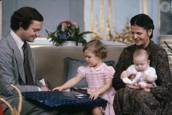 La princesse Victoria de Suède et le prince Carl Philip fêtant le Noël 1979 avec leurs parents le roi Carl XVI Gustaf et la reine Silvia
