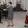 La princesse Victoria de Suède et sa fille la princesse Estelle réceptionnaient mercredi 17 décembre 2014 les sapins de Noël destinés au palais, à Stockholm, livrés par des étudiants de l'Université suédoise des Sciences agricoles.