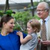 La princesse Victoria de Suède et sa fille la princesse Estelle avec le roi Carl XVI Gustaf de Suède au parc zoologique de Skansen en 2014