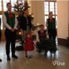 La princesse Estelle de Suède réceptionnant les sapins de Noël au palais royal en décembre 2013.