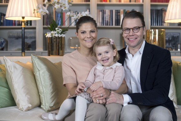 La princesse Estelle de Suède avec ses parents Victoria et Daniel, photo officielle de Kate Gabor diffusée en décembre 2014