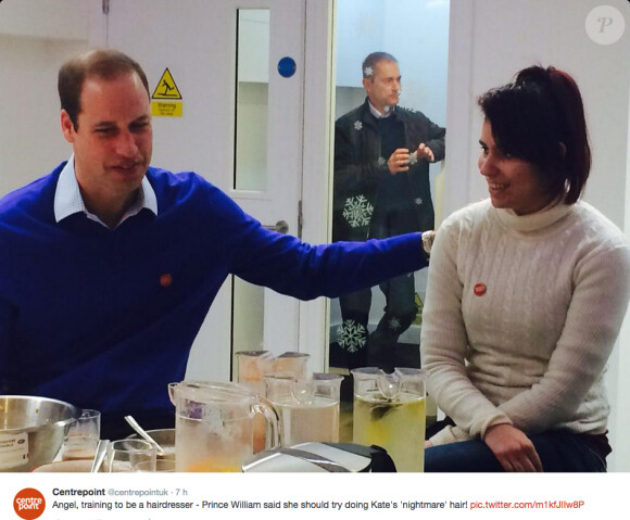 Avec Angel, apprentie coiffeuse, le duc de Cambridge a évoqué les cheveux de son épouse Kate Middleton, un ''cauchemar'' ! Le prince William effectuait le 17 décembre 2014 au matin une visite privée dans un centre de l'association Centrepoint, à Londres, dont il est le parrain et qui vient en aide aux jeunes SDF en matière de formation et d'insertion professionnelle.