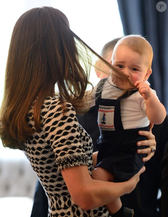 Le prince George de Cambridge tire les cheveux de sa mère Kate Middleton le 9 avril 2014 à Wellington, en Nouvelle-Zélande.