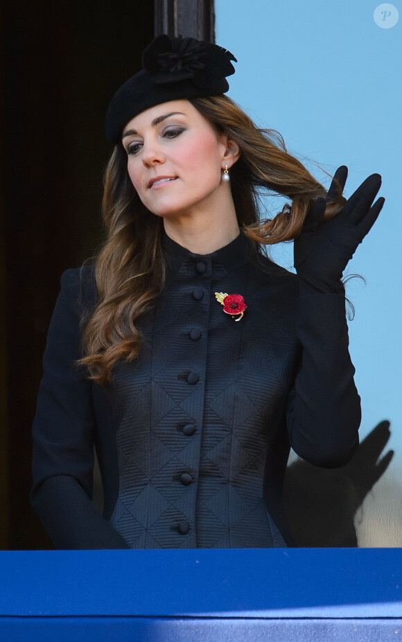 Kate Middleton se recoiffe pendant le remembrance sunday, le 10 novembre 2013 à Londres.