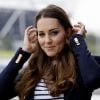 Kate Middleton, duchesse de Cambridge, se recoiffe le 18 octobre 2013 lors d'un événement avec Sportsaid.