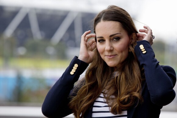 Kate Middleton, duchesse de Cambridge, se recoiffe le 18 octobre 2013 lors d'un événement avec Sportsaid.