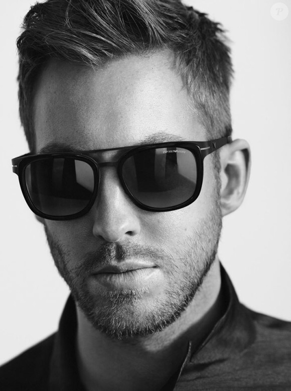 Calvin Harris apparaît sur les campagnes printemps-été 2015 prêt-à-porter, lunettes et montres d'Emporio Armani.