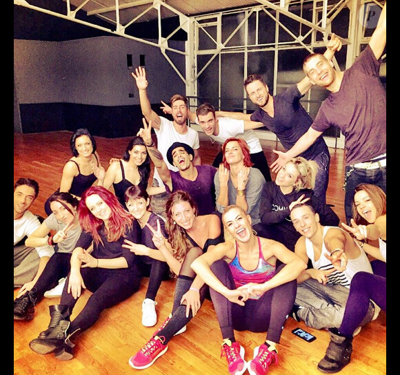 Le danseur Christophe Licata avec ses complices de "Danse avec les stars" pour préparer la tournée. Décembre 2014.
