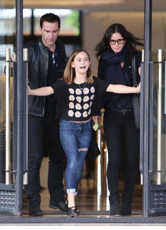 Courteney Cox, son fiancé, Johnny McDaid, et sa fille, Coco, sont allés faire du shopping chez Barney's à Los Angeles, le 18 décembre 2014. La fillette de 10 ans porte déjà des talons compensés.