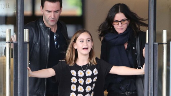 Courteney Cox : Shopping avec son fiancé et sa fillette... en talons compensés