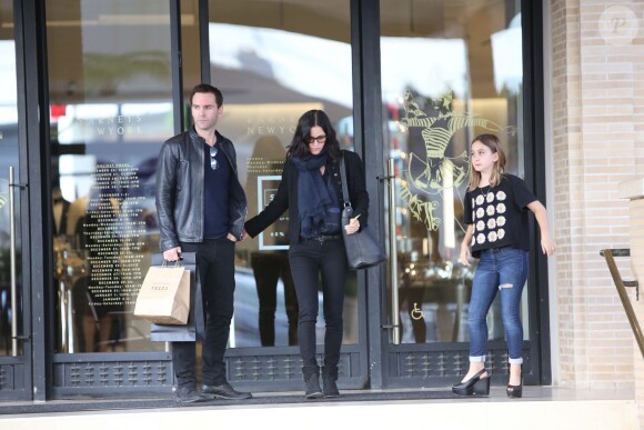 Courteney Cox, son fiancé, Johnny McDaid, et sa fille, Coco, sont allés faire du shopping chez Barney's à Los Angeles, le 18 décembre 2014.