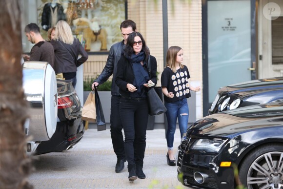 Courteney Cox, son fiancé, Johnny McDaid, et sa fille, Coco, sont allés faire du shopping chez Barney's à Los Angeles, le 18 décembre 2014.