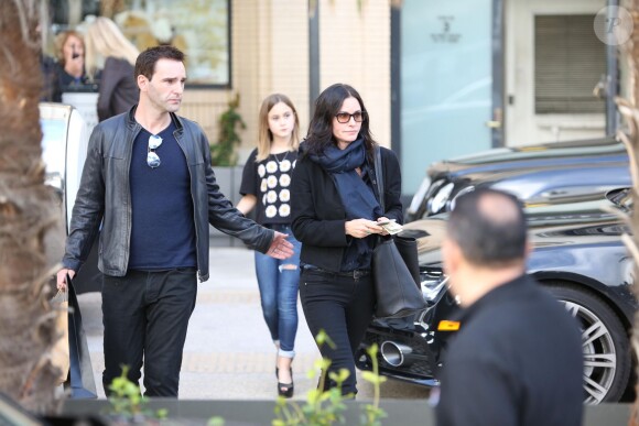 Courteney Cox, son fiancé, Johnny McDaid, et sa fille, Coco, sont allés faire du shopping chez Barney's à Los Angeles, le 18 décembre 2014.