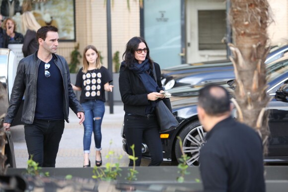 Courteney Cox, son fiancé, Johnny McDaid, et sa fille, Coco, sont allés faire du shopping chez Barney's à Los Angeles, le 18 décembre 2014.