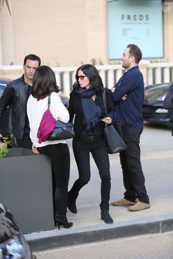 Courteney Cox, son fiancé, Johnny McDaid, et sa fille, Coco, sont allés faire du shopping chez Barney's à Los Angeles, le 18 décembre 2014.