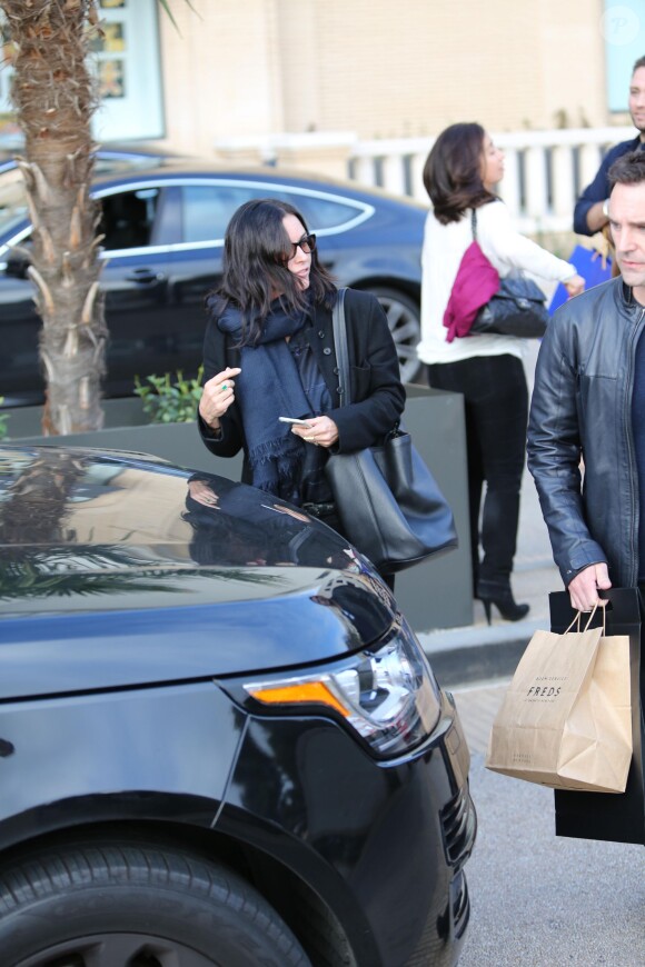 Courteney Cox, son fiancé, Johnny McDaid, et sa fille, Coco, sont allés faire du shopping chez Barney's à Los Angeles, le 18 décembre 2014.