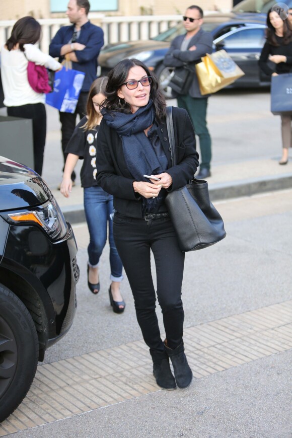 Courteney Cox, son fiancé, Johnny McDaid, et sa fille, Coco, sont allés faire du shopping chez Barney's à Los Angeles, le 18 décembre 2014.