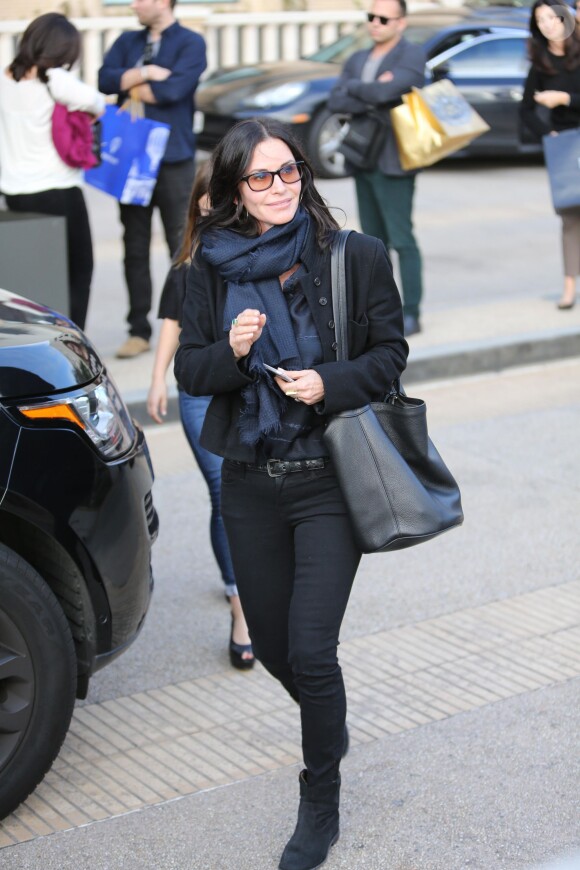 Courteney Cox, son fiancé, Johnny McDaid, et sa fille, Coco, sont allés faire du shopping chez Barney's à Los Angeles, le 18 décembre 2014.