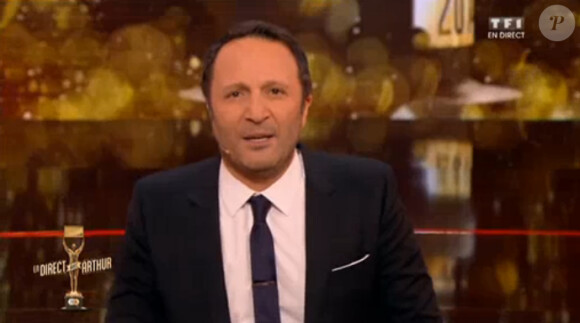 Arthur présente l'émission En direct avec Arthur sur TF1, le vendredi 19 décembre 2014.