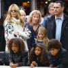 Heidi Klum emmène ses enfants Leni, Henry, Johan et Lou au centre commercial The Grove à Los Angeles, le 20 décembre 2014.