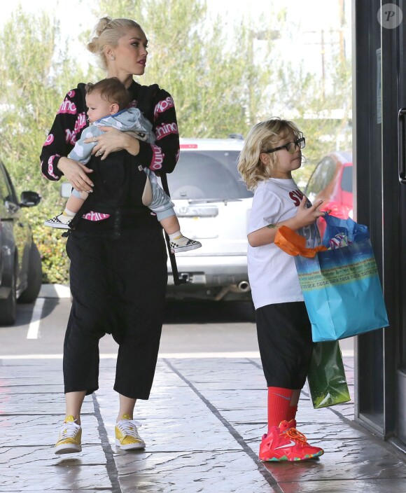 Gwen Stefani et son mari Gavin Rossdale se rendent à une fête d'anniversaire avec leurs enfants Apollo et Zuma, le 21 décembre 2014.  