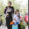 Gwen Stefani et ses enfants se rendent à une fête d'anniversaire avec leurs enfants Apollo et Zuma à Los Angeles, le 21 décembre 2014.  
