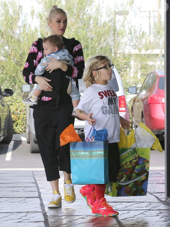 Gwen Stefani et ses enfants se rendent à une fête d'anniversaire avec leurs enfants Apollo et Zuma à Los Angeles, le 21 décembre 2014.  