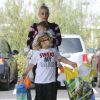 Gwen Stefani et son mari Gavin Rossdale se rendent à une fête d'anniversaire avec leurs enfants Apollo et Zuma à Los Angeles, le 21 décembre 2014. 
