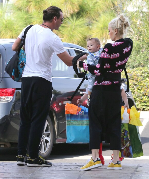 Gwen Stefani et son mari Gavin Rossdale se rendent à une fête d'anniversaire avec leurs enfants à Los Angeles, le 21 décembre 2014.  