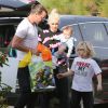 Gwen Stefani et son mari Gavin Rossdale se rendent à une fête d'anniversaire avec leurs enfants Apollo et Zuma à Los Angeles, le 21 décembre 2014.  