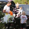 Gwen Stefani et son mari Gavin Rossdale se rendent à une fête d'anniversaire avec leurs enfants Apollo et Zuma à Los Angeles, le 21 décembre 2014.  